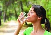 বিশেষ প্রক্রিয়ায় পানি পান করলেই কমবে ওজন