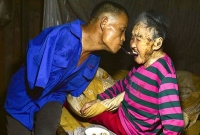 হাত নেই, তবুও ২৮ বছর ধরে এভাবেই বৃদ্ধ মা’কে খাওয়ান এক প্রতিবন্ধী