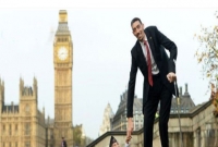 সবচেয়ে লম্বা মানুষের সাথে একেবারে খাটো মানুষের সাক্ষাৎ