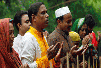 মা-বাবা কিংবা সন্তানের কবরের পাশে গিয়ে এই দোয়াগুলো অবশ্যই পাঠ করবেন