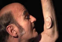 এক আজব কারবার, হাতে কান!