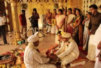 নিজে দাঁড়িয়ে থেকে স্ত্রীকে বিয়ে দিলেন স্বামী