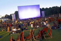 যে দেশে খোলা আকাশের নিচে সিনেমা হল