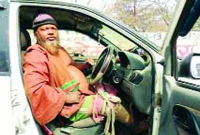 গাড়িতেই ঘর-বাড়ি, ভিক্ষা করে মাসে আয় ১ লাখ!
