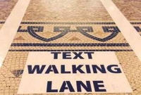 যে কাজটি করলে হাঁটতে হাঁটতে মোবাইলে কথা বললেও দুর্ঘটনায় পড়বেন না