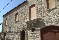 মাত্র ৭০ টাকার বিনিময়ে চোখ জুড়ানো বাড়ি