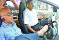 হাত নেই, স্টিয়ারিংয়ে পা দিয়ে দুর্দান্ত ড্রাইভ