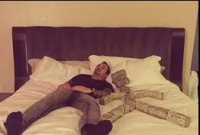 টাকার বিছানায় ঘুমান যিনি