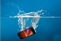 মোবাইল পানিতে পড়ে গেলে অক্ষত রাখার ৫ উপায়