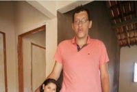 ৫ ফুট প্রেমিকার সঙ্গে প্রেমে মজেছেন ৮ ফুটের প্রেমিক