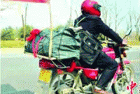 ছেলের খোঁজে ৪ লাখ কি.মি. পথ পাড়ি 