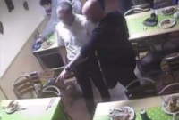 খাবারের বিল এড়াতে অভিনব প্রতারণা!