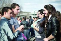 সুন্দরীদের হাটে বউয়ের খোঁজে স্বামীরা