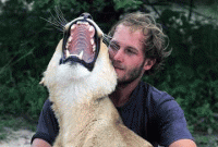 সিংহের সাথে মানুষের প্রেম 