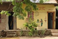 দরজা ছাড়া ঘরবাড়ি এক গ্রামে