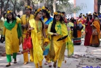 ভিড়ে ঠাসা পার্কই প্রেমের ঠিকানা