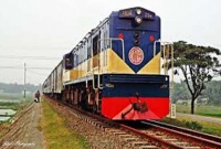 মাকে রেখে শিশু সন্তানকে নিয়ে চলে গেল ট্রেন