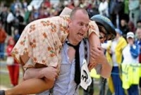 বৌ ঘাড়ে নিয়ে দৌড়ে জিতলেই পুরস্কার