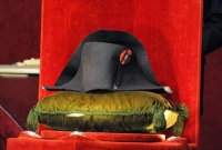 নিলামে ১৯ লাখ পাউন্ডে সম্রাটের টুপি