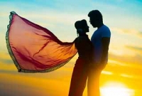 যেভাবে বুঝবেন সে আপনার প্রেমে পড়েছে 