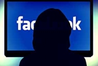 পরিচয় গোপন রেখে ফেসবুকে চ্যাট! 