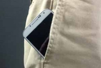 মোবাইল পকেটে রেখে যে ক্ষতির মুখে পুরুষরা