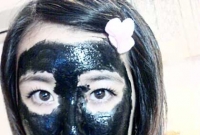 কয়লা মেখে আজব রূপচর্চা!