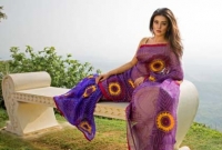 আকর্ষণীয় দেখাতে যেভাবে শাড়ি পরবেন