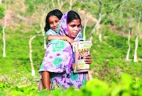 মায়ের পিঠে সন্তানের পাড়ি