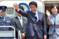 প্রধানমন্ত্রী আবর্জনা ফেলেন, বাসনও মাজেন!