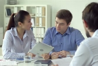 আর্থিক বিষয়ে কথা বলবেন যাদের সাথে