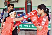 আত্মরক্ষায় বক্সিং শিখছেন নারীরা