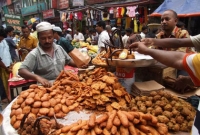 যে কারণে নিয়মিত বাইরের খাবার খাওয়া উচিত নয়