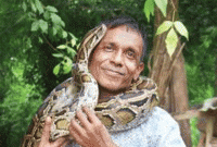 সাপের সাথেই যার ভালোবাসা আর বন্ধুত্ব