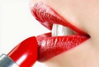বুদ্ধি কমে লিপস্টিকে!