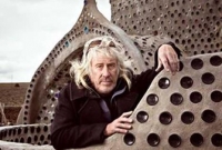 ফেলে দেয়া বস্তু দিয়ে অসাধারণ বাড়ি