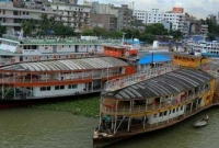 প্যাডেলের জোরে চলছে শতবর্ষী স্টিমার