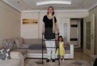 বিশ্বের সবচেয়ে লম্বা কিশোরী!