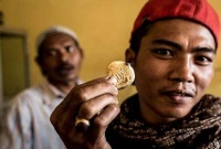 সব ভুলে সোনার খোঁজে