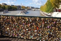 প্রেম-তালার ভারে ভেঙে গেল সেতু! 