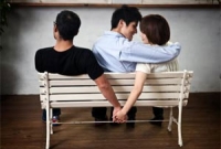 কীভাবে বুঝবেন প্রেমিকা আপনার বন্ধুর প্রতি আকৃষ্ট