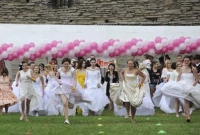 বিয়ের পোশাক পরে ৭৩ নারীর দৌড় 