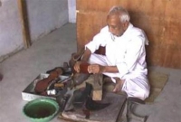 ছেলে সাংসদ, বাবা জুতো বিক্রেতা! 