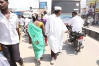 উল্টো হেঁটে কাটল ২৫ বছর! 