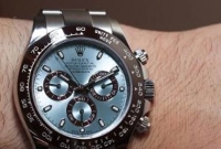 ১০০ টাকায় বেচল ১৭ লক্ষ টাকার ঘড়ি! 