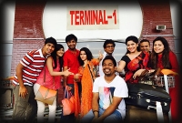 বিমান বন্দরে দুষ্টু ছেলের দল