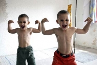 বিশ্বের ২ শক্তিশালী শিশু 