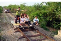 বিপজ্জনক তবুও জনপ্রিয় বাঁশের ট্রেন!         