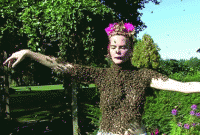 মৌমাছি রানি সারা মাপেলি! 