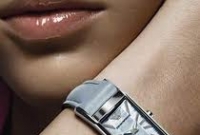 নারীর হাতে ঘড়ির ভাগ্য 